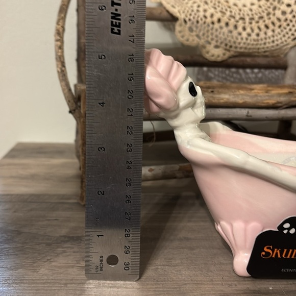 NEW Skull & Bones Skeleton in a Pink Bathtub Summerween Halloween Candle - Picture 13 of 13